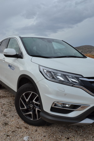 Το Honda CR-V, διαθέτει μια διακριτικά δυναμική εμφάνιση, που κερδίζει τις εντυπώσεις με την πρώτη ματιά!