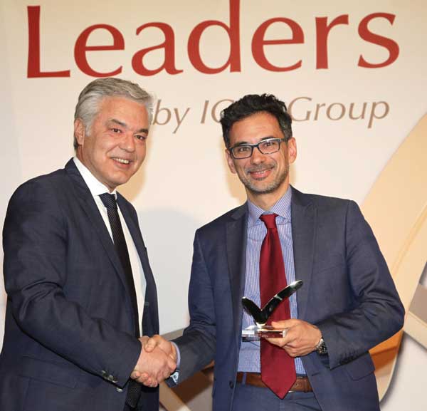 Ο Γιάννης Καντώρος, διευθύνων σύμβουλος της INTERAMERICAN, παραλαμβάνει το βραβείο «True Leader» από τον Μιχάλη Σιαμίδη, Αντιπρόεδρο Εμπορικού και Βιομηχανικού Επιμελητηρίου Αθηνών (ΕΒΕΑ).