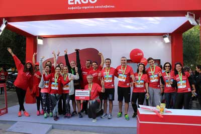 Μέλη της ERGO Running Team στο περίπτερο της ERGO στο Sponsor’s Village