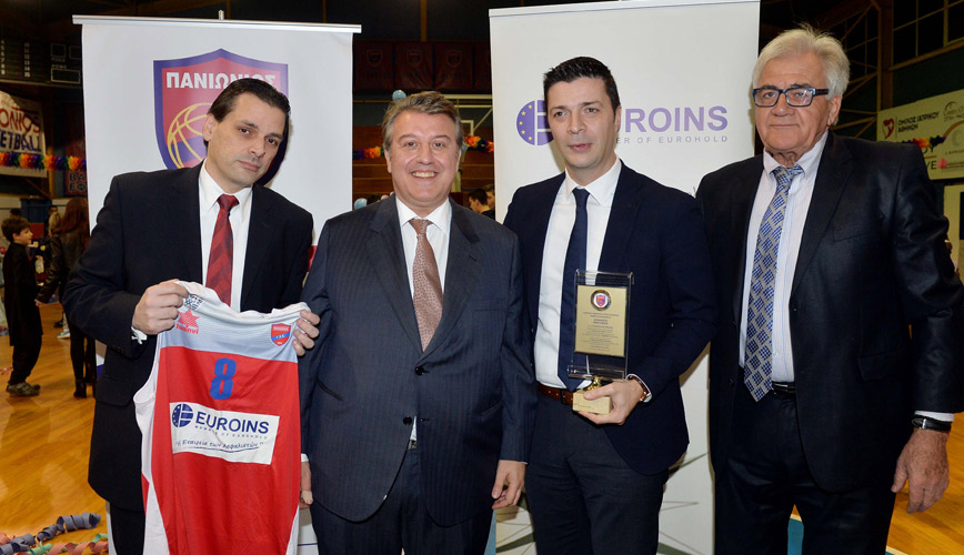 Η Ομάδα της Global Insurance Group, αποκλειστικής μεσιτικής εκπροσώπου του Ασφαλιστικού Ομίλου EUROINS στην Ελλάδα, με τον Πρόεδρο του ΠΑΝΙΩΝΙΟΥ Γ.Σ.Σ. Τμήματος Καλαθοσφαίρισης  κ. Ίωνα Βαρουξάκη