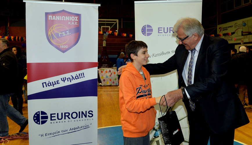 Ο Δ/ντής Πωλήσεων & Περιφερειακός Δ/ντής Πελοποννήσου & Δυτικής Ελλάδος της GLOBAL INSURANCE GROUP κ. Μαρίνος Αλεξανδράκης παραδίδει μια έξυπνη συσκευή (tablet) σε έναν εκ των «τυχερών» της βασιλόπιτας