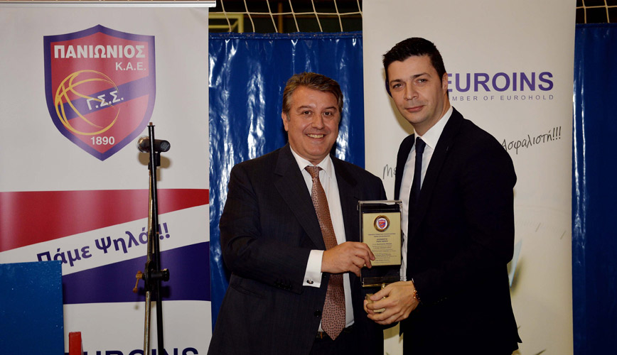 Ο Πρόεδρος του ΠΑΝΙΩΝΙΟΥ Γ.Σ.Σ. του Τμήματος Καλαθοσφαίρισης κ. Ίων Βαρουξάκης τιμά με αναμνηστική πλακέτα τον Πρόεδρο & Διευθύνοντα Σύμβουλο της GLOBAL INSURANCE GROUP κ. Κων/νο Μάκαρη για την πολύτιμη αρωγή του ως «Επίσημος Μέγας Χορηγός» του Συλλόγου