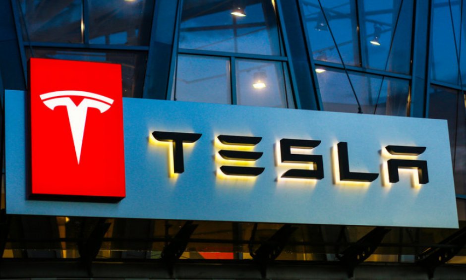 Ραντεβού της Tesla με το Υπουργείο Περιβάλλοντος