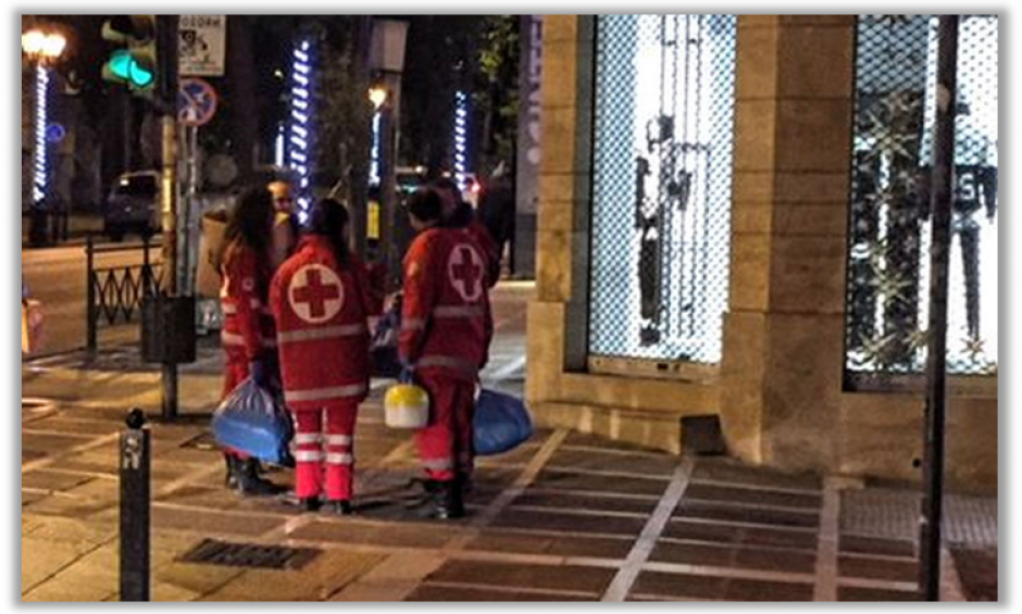 Ο Ελληνικός Ερυθρός Σταυρός αγκαλιάζει τους άστεγους στο κέντρο της Αθήνας
