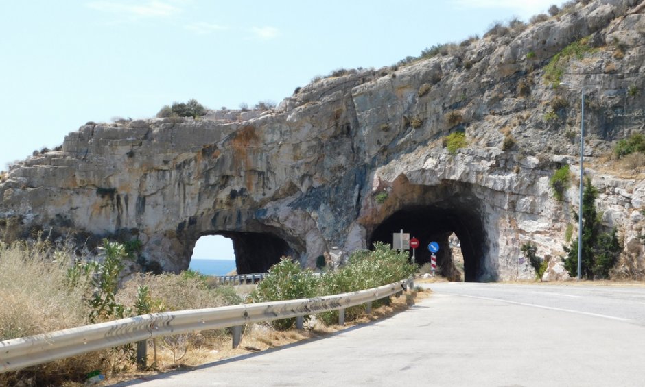 Κυκλοφοριακές ρυθμίσεις στη Λ. Αθηνών-Σουνίου λόγω εκτέλεσης εργασιών στις «Τρύπες του Καραμανλή»