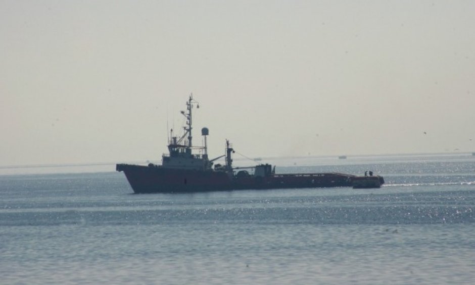 Σύγκρουση φορτηγού πλοίου με πολεμικό σκάφος έξω από το λιμάνι του Πειραιά