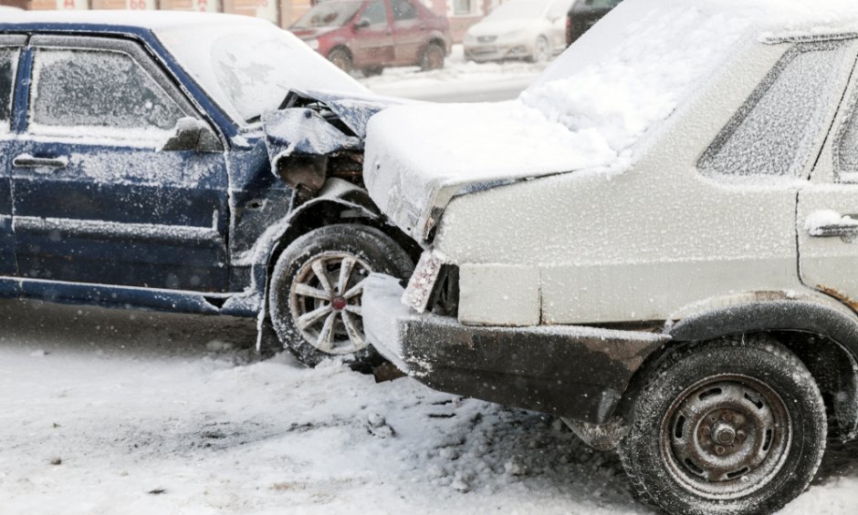 Αποζημιώνουν τα ασφαλιστήρια συγκρούσεις οχημάτων στα χιόνια λόγω ολισθηρότητας του δρόμου;