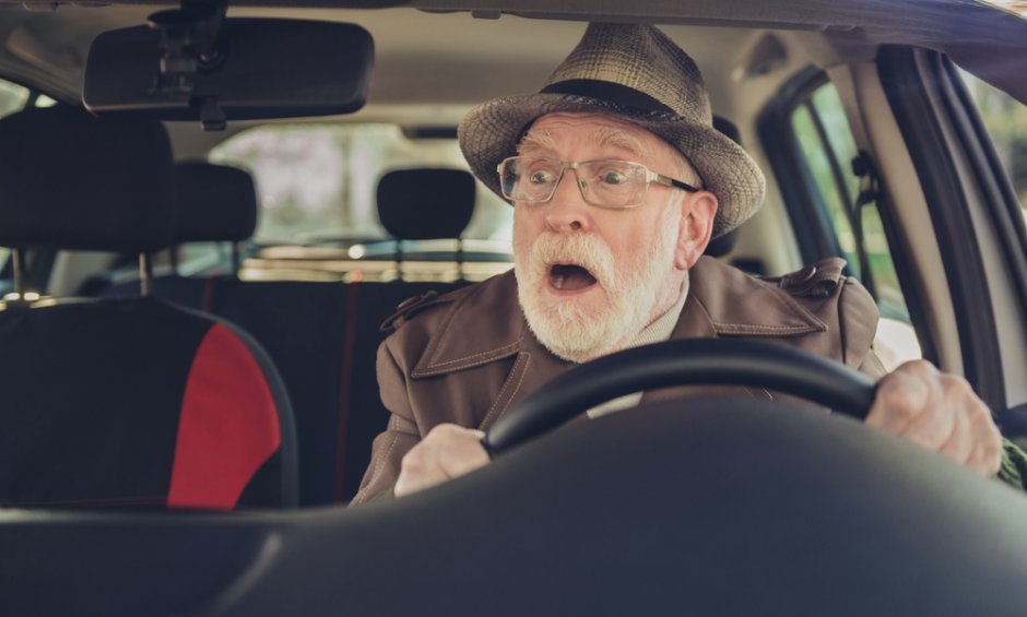 Επιτρέπεται ένας οδηγός με ληγμένη άδεια οδήγησης οχήματος λόγω ηλικίας να ασφαλιστεί;