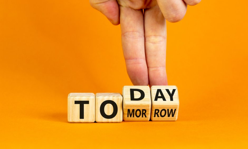 Ένα σήμερα αξίζει όσο δύο αύριο• σήμερα γίνομαι αυτό που πρόκειται να είμαι!