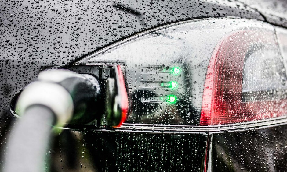 Ηλεκτρικό αυτοκίνητο, βροχή & πλημμυρισμένοι δρόμοι! Τι πρέπει να ξέρετε;