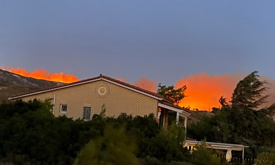 Στις φλόγες τα πρώτα σπίτια στην Πεντέλη - Ποιες περιοχές εκκενώνονται