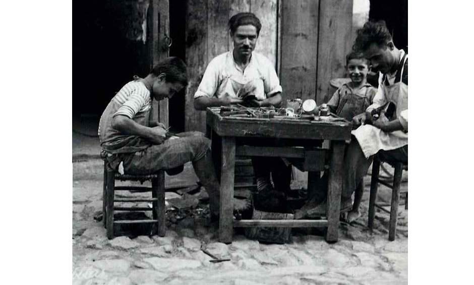 Στην Ελλάδα του μόχθου περασμένων ετών, οι άνθρωποι προσπαθούσαν να τα «ξαναβρούν»