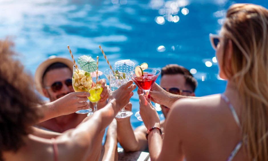 Τι μπορείτε να πάθετε, αν πίνετε αλκοόλ στην παραλία!