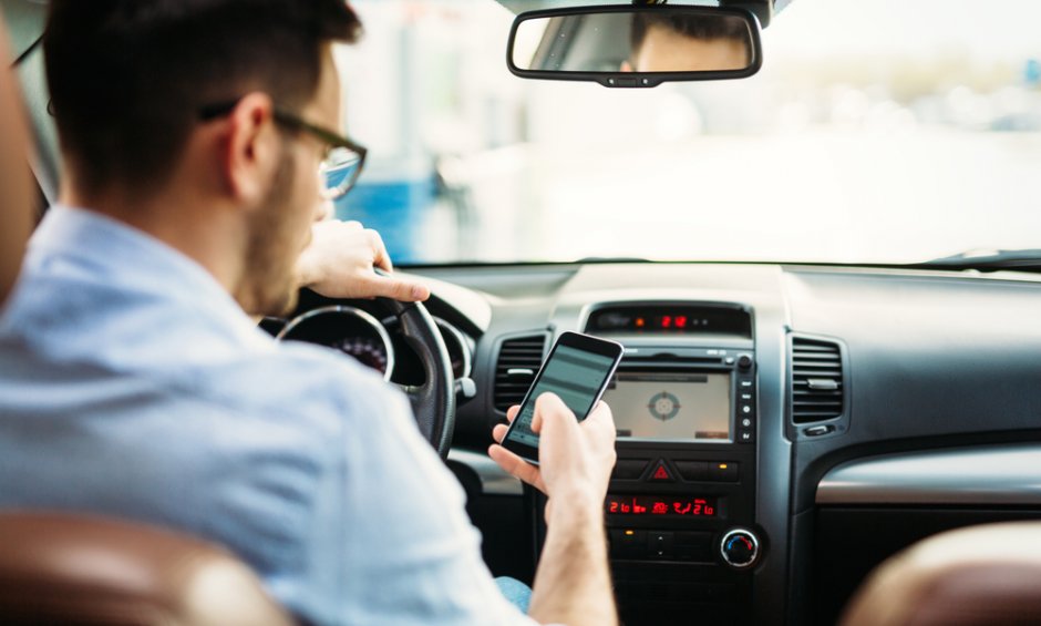 Όλα όσα πρέπει να γνωρίζουμε για την επικινδυνότητα της χρήσης κινητού κατά την οδήγηση