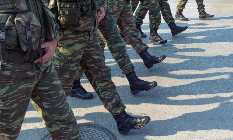 Ένστολοι: Τι έκπτωση προσφέρουν τα συμβόλαια αυτοκινήτων;