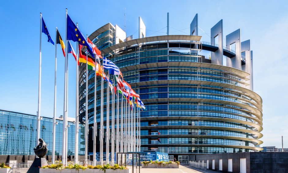 Σπύρος Καπράλος: Το ταξίδι αστραπή Μητσοτάκη στο Στρασβούργο και η ευρωπαϊκή βοήθεια