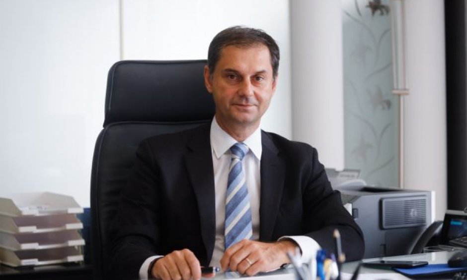 Εποπτεύων Χ: Οι αόριστες υποσχέσεις του Θεοχάρη, τα «ραβασάκια» στους εφοπλιστές, ο μύθος των ΑΠΕ και η λάμψη του Χρυσού