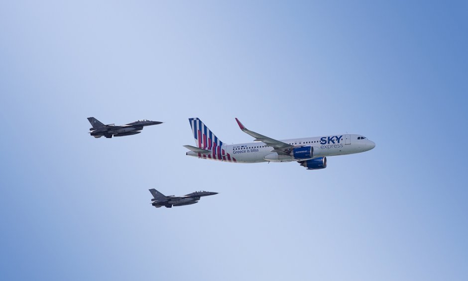 SKY express: Υπερήφανα μαζί με την πολεμική αεροπορία στον ελληνικό ουρανό!