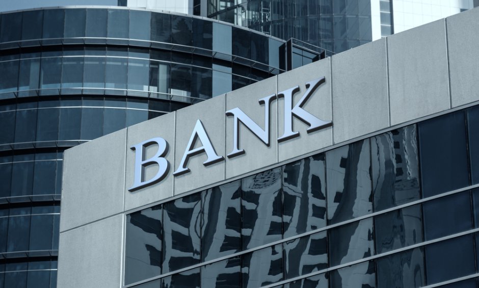 Οι «άπληστες» τράπεζες, οι τραπεζίτες στο Λονδίνο και τα ρεκόρ της Τιτάν και του ΟΠΑΠ