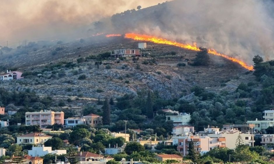 Συνεχίζεται η μάχη με τις φλόγες στη Χίο - Τρία μηνύματα 112 για απομάκρυνση από οικισμούς