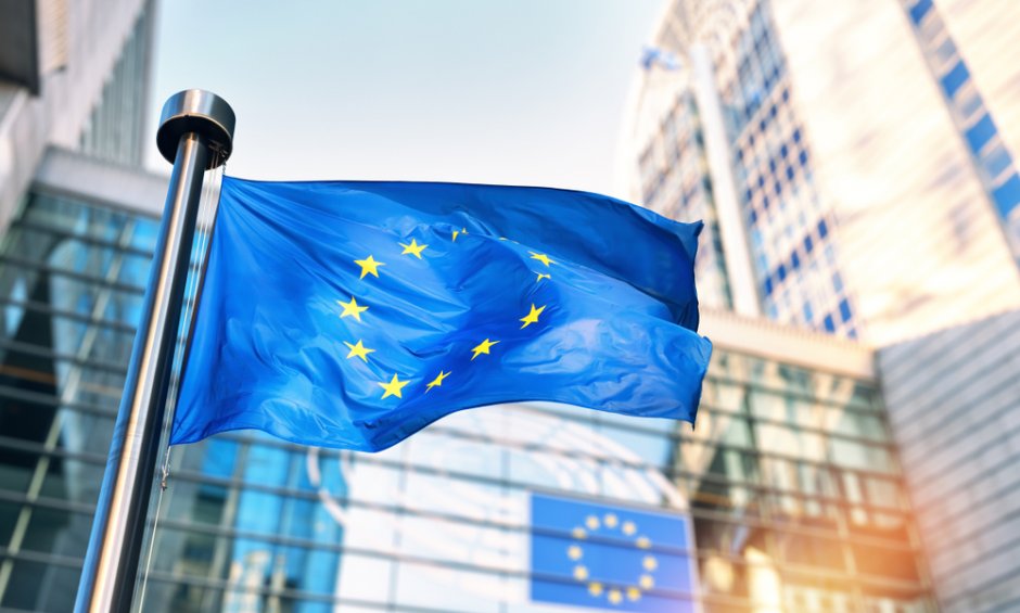 E.E: Το κρίσιμο δεύτερο εξάμηνο του 2025 και οι μεγάλες εκκρεμότητες