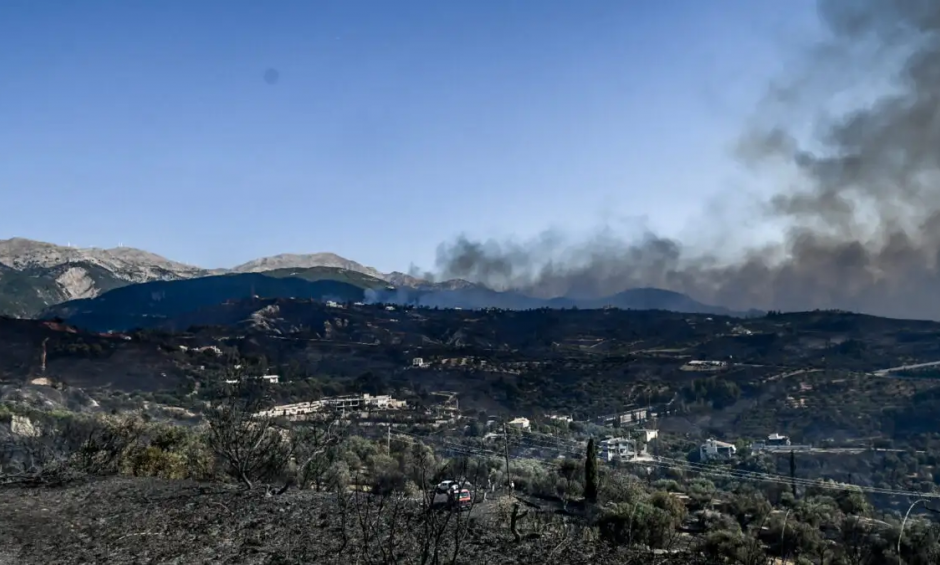 Φωτιά στην Πάτρα: Φόβοι για μόλυνση του αέρα και του νερού