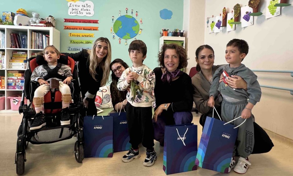 Η KPMG προσφέρει για 10η χρονιά σχολικά προϊόντα στα Γενναία Παιδιά της ΕΛΕΠΑΠ