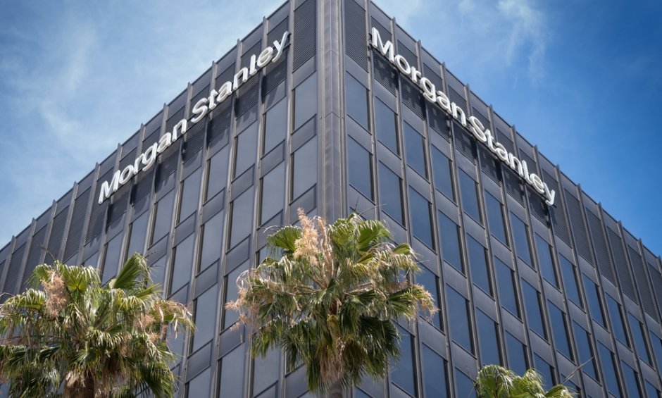 Το ελληνικό «success story» στο…Λονδίνο και τα funds των 30 τρισ. δολ, η εκτίμηση των ευρωπαίων στον Πιερρακάκη, η ευκαιρία των τραπεζών στις ασφάλειες και οι προσδοκίες για year end rally