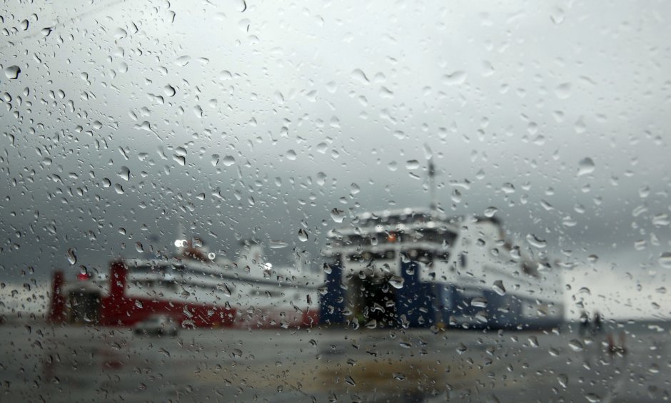 Ισχυροί άνεμοι «δένουν» τα πλοία - Σε ισχύ απαγορευτικό απόπλου σε βασικά λιμάνια