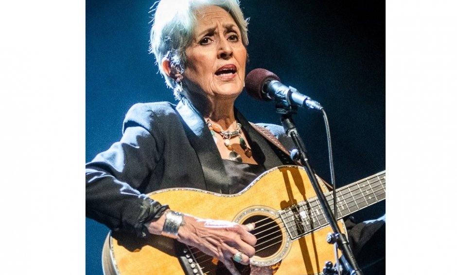 ΤΖΟΑΝ ΜΠΑΕΖ: Τραγούδια από έναν κόσμο που δεν υπάρχει πια