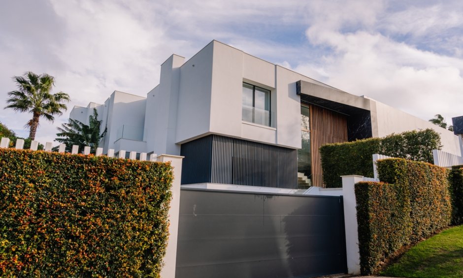 Μάντρες, αυλόπορτες, περίφραξη και πτώση δέντρων - Μια δύσκολη, ασφαλιστικώς, περίπτωση!