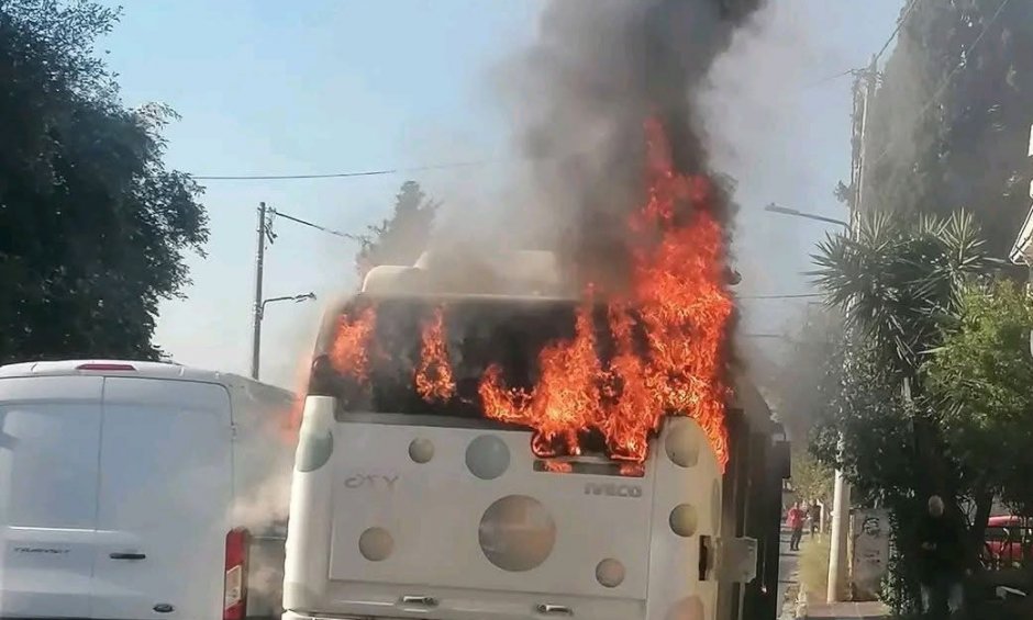 Διακοπή κυκλοφορίας λόγω πυρκαγιάς σε λεωφορείο στην περιοχή του Ιλίου