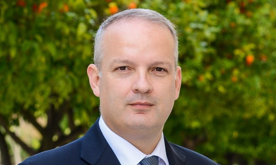 Νικόλαος Κόκκινος: Μεσίτες - Είμαστε για τα δύσκολα