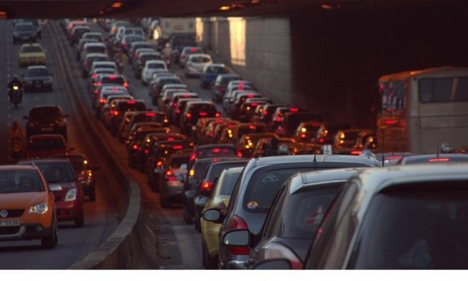 Xάος στους δρόμους. Χειρόφρενο σε όλα τα μέσα μεταφοράς