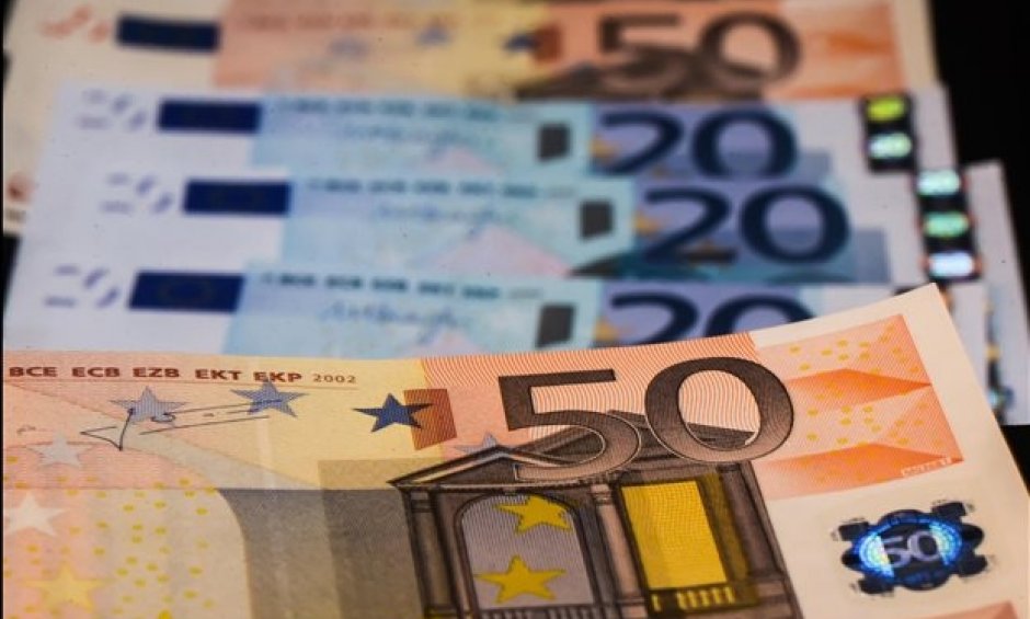 Υποχωρούν οι αποδόσεις των ελληνικών ομολόγων