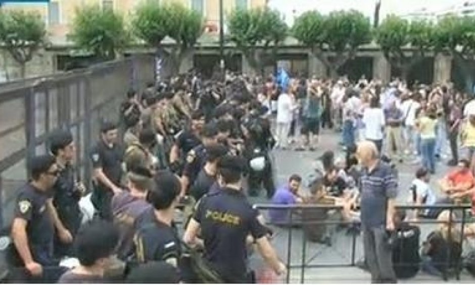 Ώρες κρίσιμες για τη χώρα