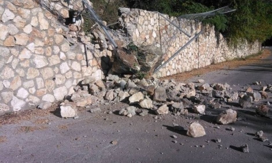 Δύο νεκροί, 4 τραυματίες και ζημιές από τον ισχυρό σεισμό στη Λευκάδα