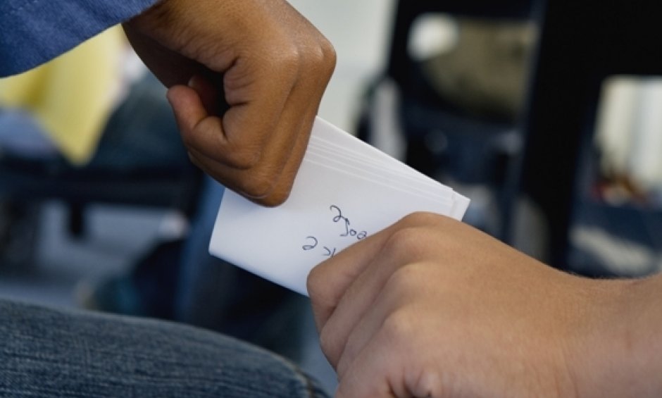 Ζει και βασιλεύει η διαφθορά