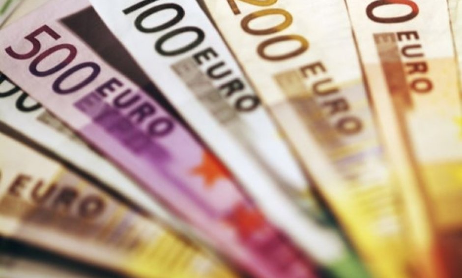 Αρχίζει να πληρώνει τα χρέη του προς τους ιδιώτες και το δημόσιο