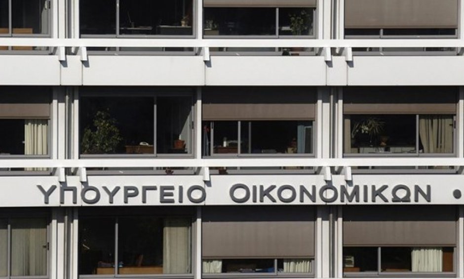 Υπ. Οικονομικών: Δεν επιβαρύνονται από προκαταβολή φόρου μισθωτοί και συνταξιούχοι