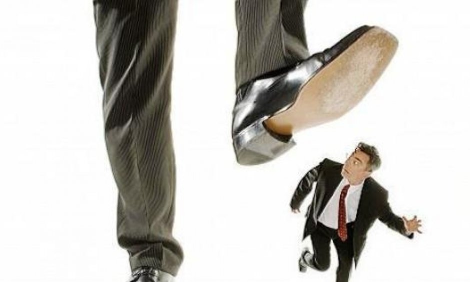 Τραπεζικές συνεργασίες, εκβιαστές δημόσιοι υπάλληλοι, ευκαιριακοί ασφαλιστές… και κακή λίστα αντεπαγγελματιών παραγωγών