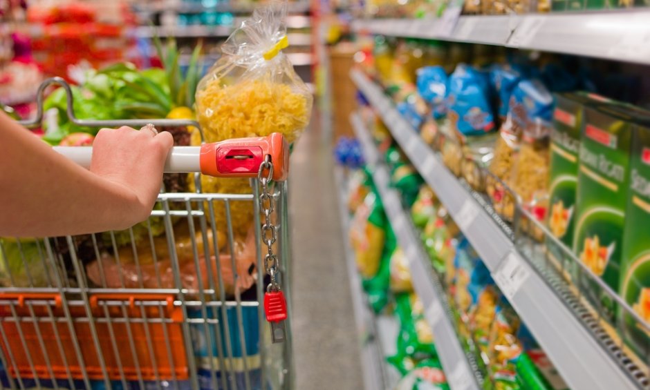 Αυξάνει το κόστος στο λιανεμπόριο τροφίμων η χρήση των πιστωτικών και χρεωστικών καρτών