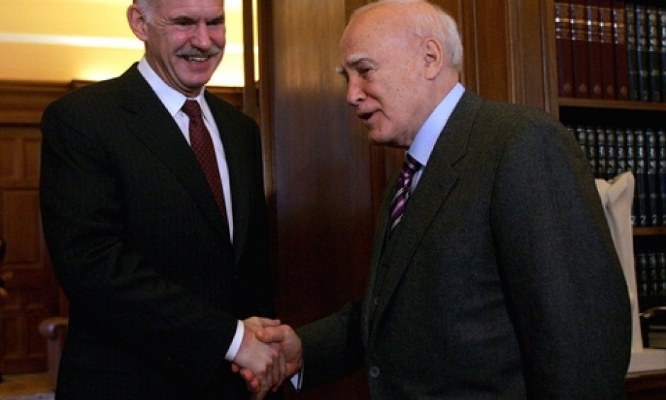 Στον Παπούλια ο Παπανδρέου