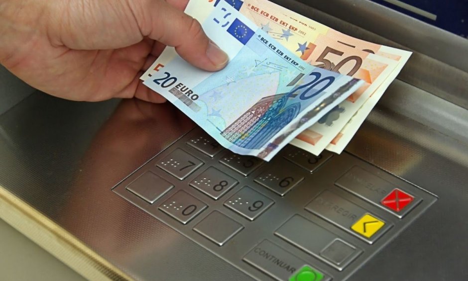 Νέα χαλάρωση στα capital controls. Αυξήθηκε στα €1000 η μεταφορά χρημάτων στο εξωτερικό