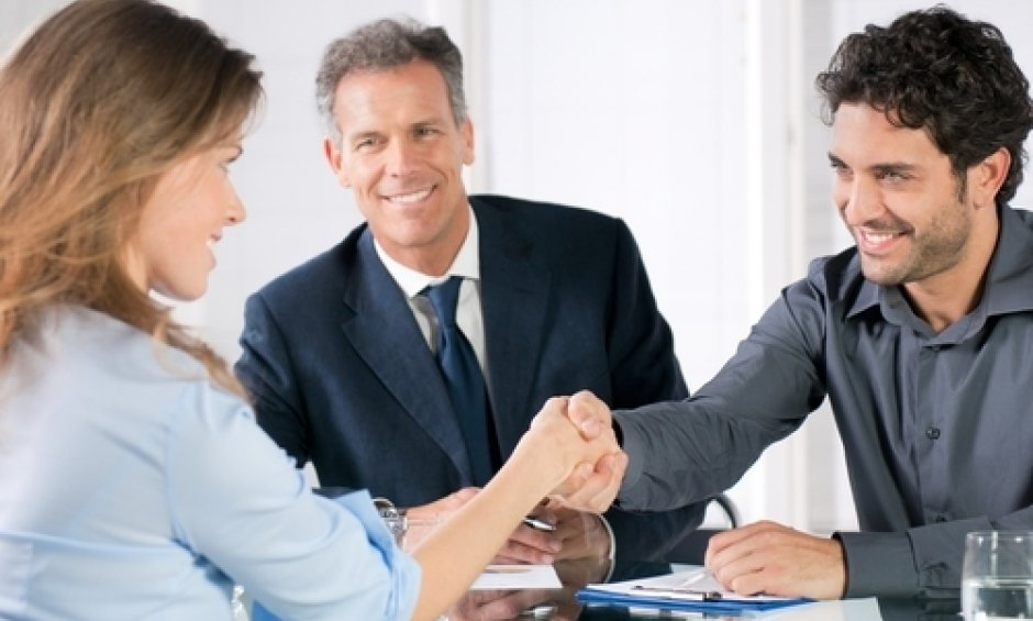 Περισσότερες οι προσλήψεις παρά οι απολύσεις