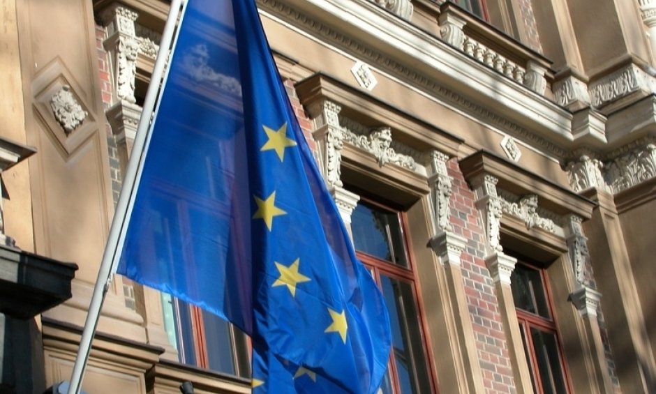 ΕΕ: Υπαναχώρηση από την αρχική θέση για μη αναδιάρθρωση χρεών
