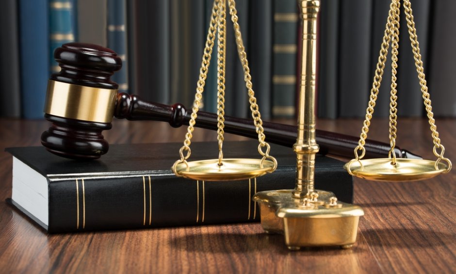 Δικαστική απόφαση: Ο παθών δημόσιος υπάλληλος δικαιούται και σύνταξη και αποζημίωση