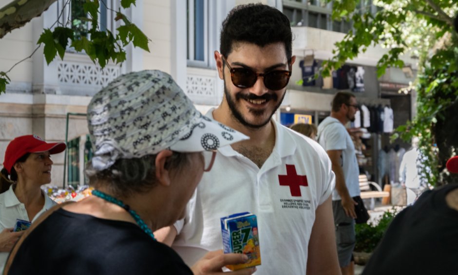 Ο Ελληνικός Ερυθρός Σταυρός δίπλα στους πολίτες τις ημέρες του καύσωνα!