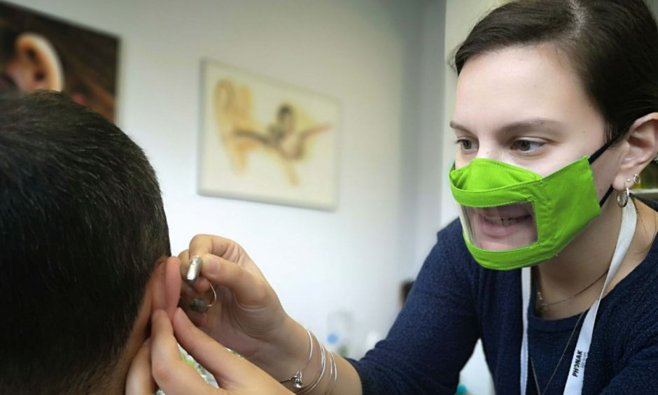 Καινοτόμος μάσκα διευκολύνει την επικοινωνία των ανθρώπων με προβλήματα ακοής