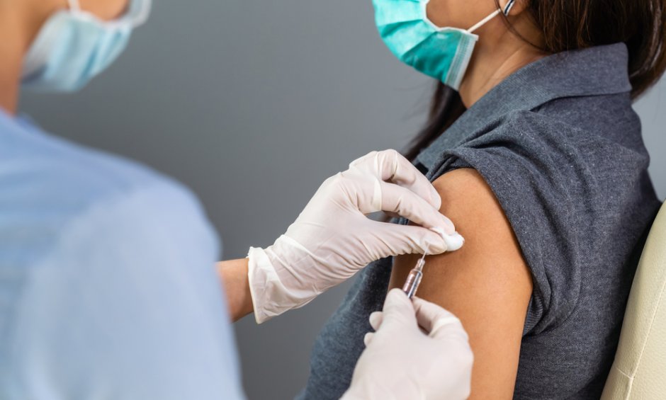 Ηλίας Μόσιαλος: Τι σημαίνει μετάδοση μετά τον εμβολιασμό;